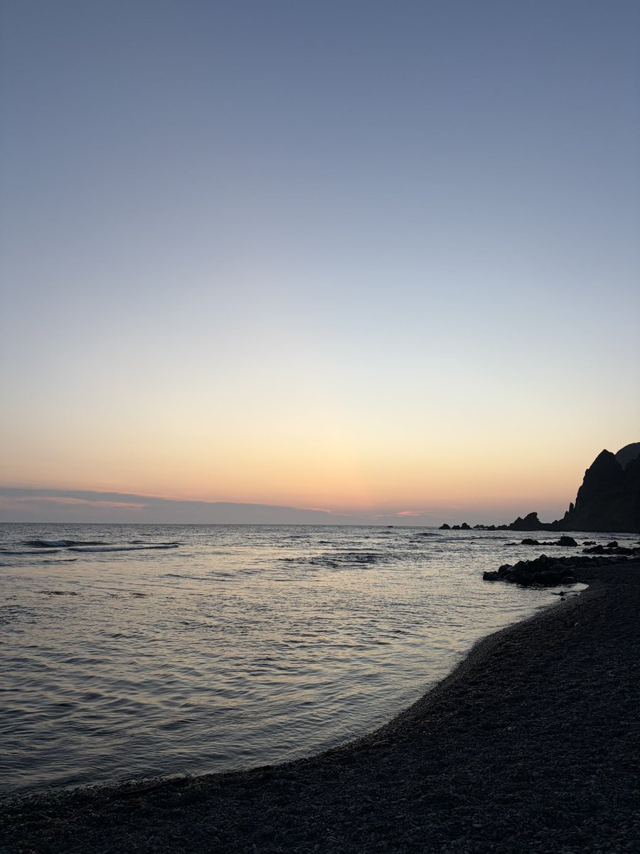 kanicreamco's tweet photo. 旅のまとめ1日目
礼文島、島で働いてる娘の案内で島を周ったが360度どこを見渡しても絶景
素晴らしい環境の中頑張ってる娘に安堵☺️
島唯一のコンビニ、セコマが凄かった。
品揃えが普通のコンビニの倍くらいあって島のライフラインを支えてる感が伝わってきた。
今日だけで3回行った😅
#礼文島
#銀婚式 https://t.co/MlqjlKq9JF