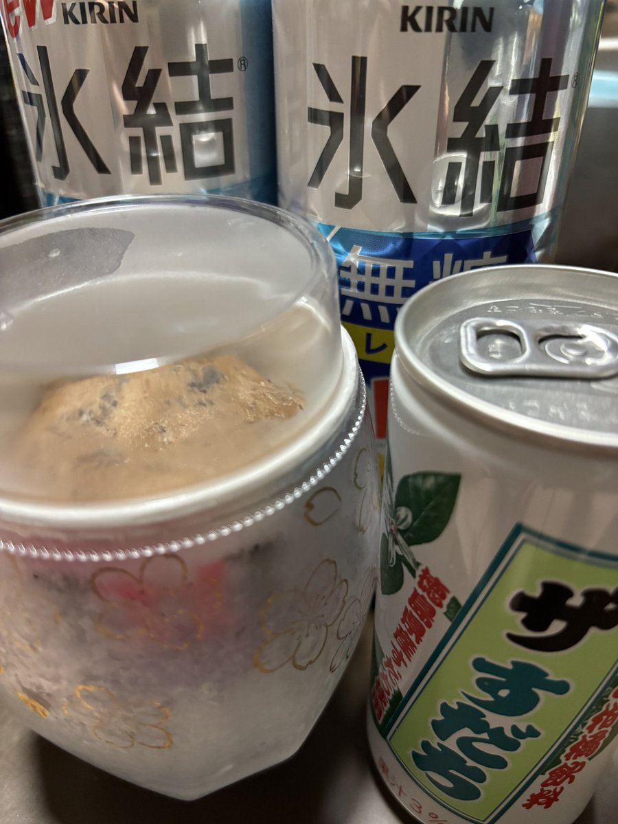 Lua_cha_m's tweet photo. 体調全快してないけど飲みまぁす⤴︎⤴🕺✨🪩

チェイサーはすだちジュース🍹
おやつは31のチョコアイス🍫
酒のあては……
ひと口ソースカツがある！！！！☺️ https://t.co/oBjkQvIuxC