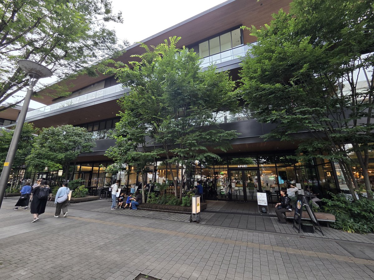 ryugoimano's tweet photo. 所用で立川に行ったのだけど尋常じゃない盛り上がりだった。
そしてほどほどに自然もある。なんでここだけこんな一つの国レベルで栄えてるんだ。新宿まで乗り換えなしで25分だから、都心への通勤はやや辛いけど在宅勤務も挟めるならアリ過ぎるな。 https://t.co/ZfXPYoh3jj