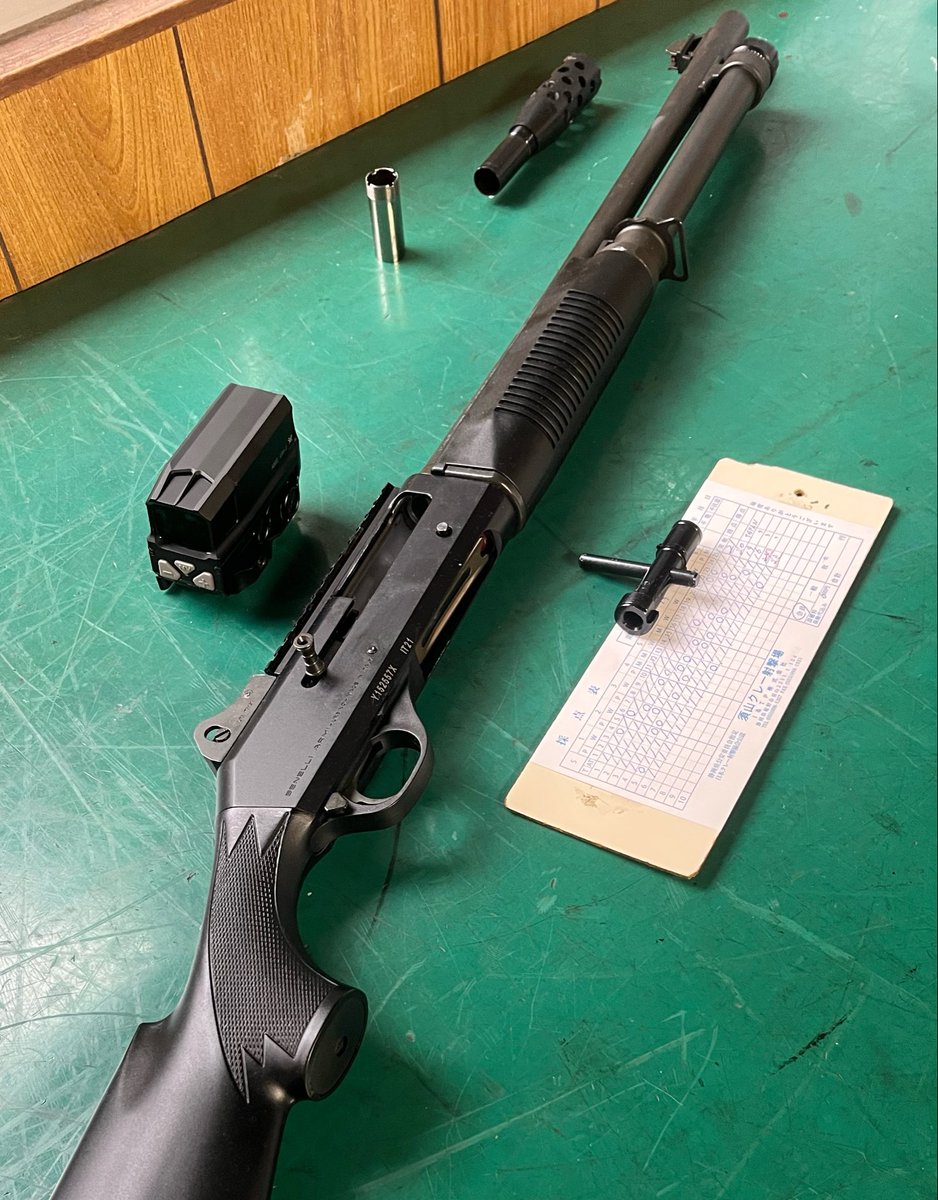 sfc_ak's tweet photo. 来週にライホー撃ち予定🙂
ついでに今期の巻き用のM4の光学選定

今まで使用してたライト光機のショートスコープを手放したので今年の光学を選ばんとね…

マーチはイルミ無し且つアイレリーフがシビアで巻きには微妙な感じ…

ボルテのホロは使用実績あるけど耐久性で不安…↓ https://t.co/yYlWnFxfqv