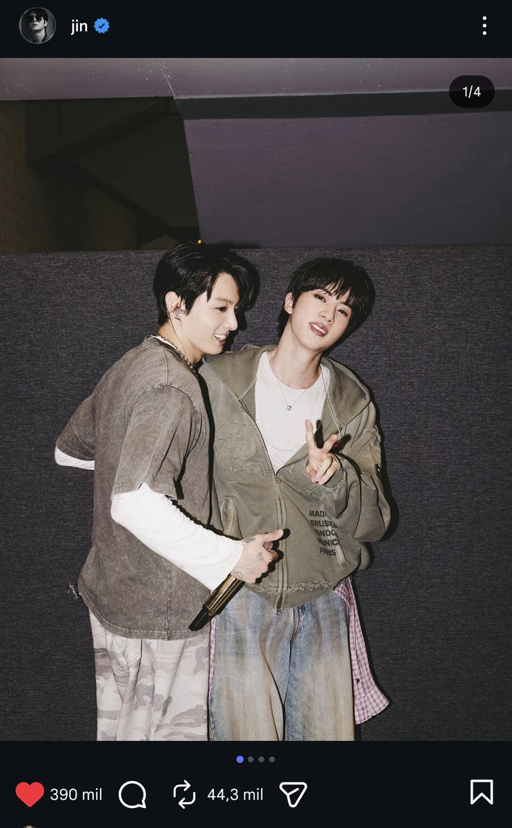 acvjinkook's tweet photo. Quanto mais falam dele, mais grudado neles ele aparece e eu to achando isso otimo.

Gratidão 😏 https://t.co/fczTaaVyJr