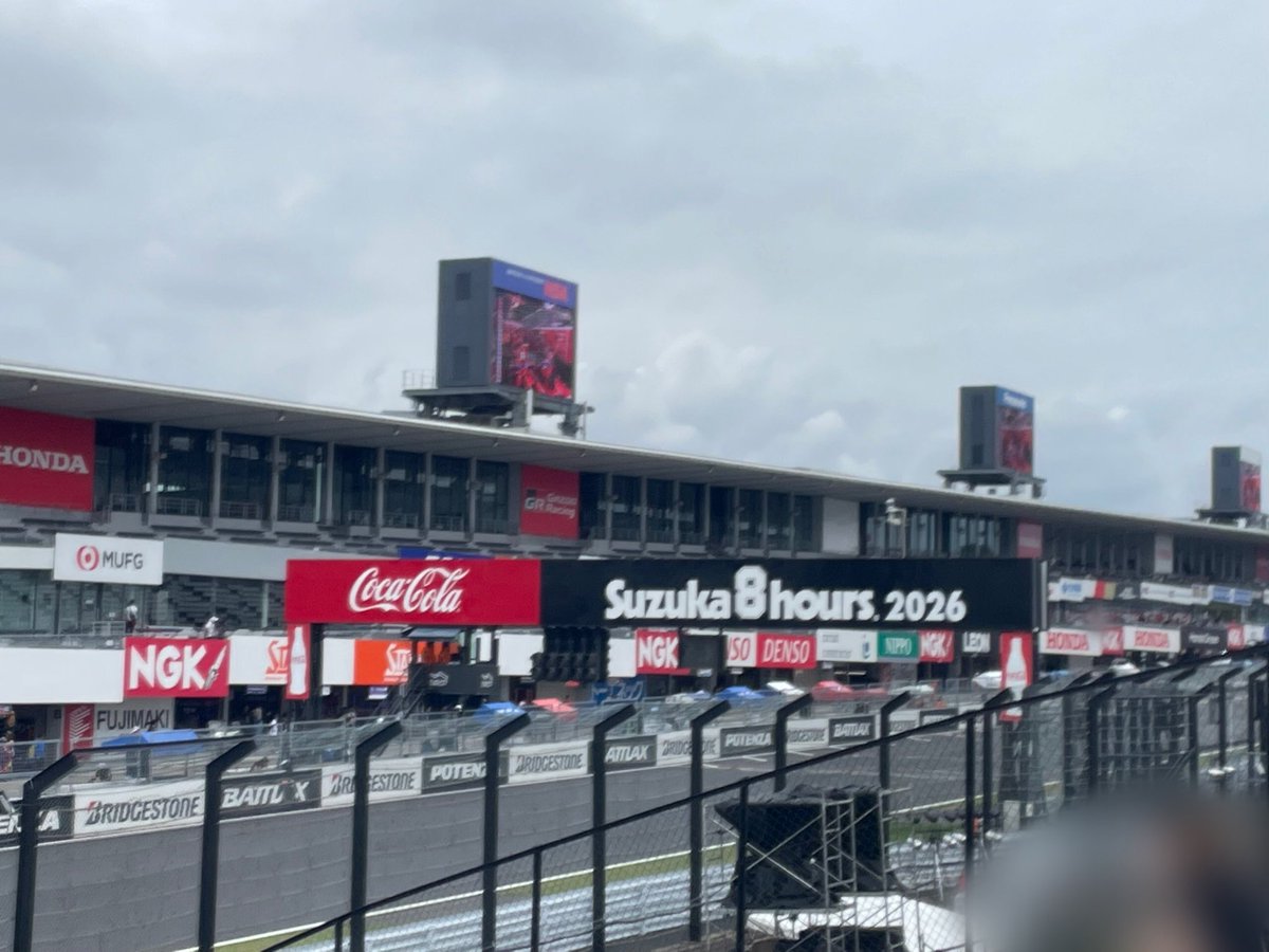 hy__rainbow's tweet photo. 初三重！初鈴鹿！初サーキット！
バイクレースの迫力すごかった！
心臓がぎゅーんってなるかんじは
四星球のライブも同じ！大好き！
8時間耐久ライブやってほしい🏁

#8fes #鈴鹿8耐 https://t.co/oUMv7q0iox