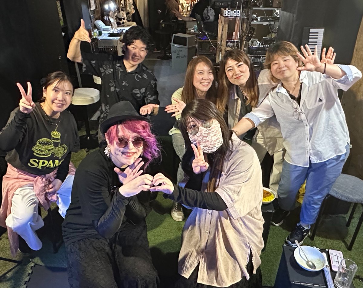 musicaTAKAITOW's tweet photo. 【Yuckaさん尋さん、おつかれさまでした！】
すごい、二人で昼夜2時間ずつステージ‼️
これは本当に前代未聞だぞ‼️
よくがんばりました‼️
そしてお客様もこの笑顔で最高‼️
次はついにお互いワンマン…か⁉️ https://t.co/SV78VxxNis
