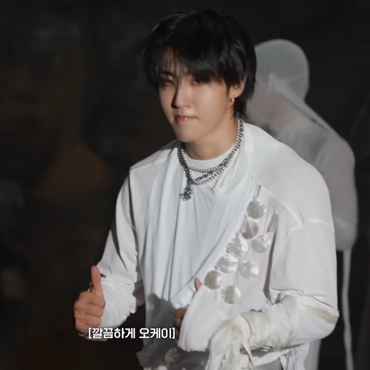 DivineHannie's tweet photo. They always give Han under eye makeup just to never show a close up of his face in the mv💔
Im disappointed each time, i also want to stare at my bias’s pretty face. The white scene he worked hard on was 0.1 seconds in mv used as a transition.

it’s a shame, he did well https://t.co/o5JidqHJW9