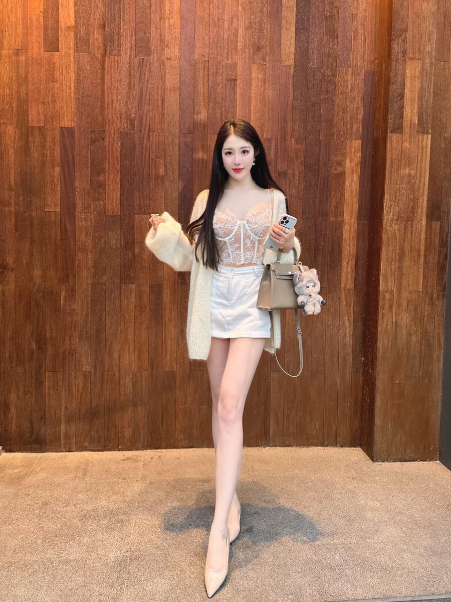 Travis38289648's tweet photo. 白裙蕾丝，软毛衣，腿长到犯规……
我现在就站在你面前，你心跳加速了吗？  关注我，私信发「想你」，我回你更多哦❤️ https://t.co/YVrMdy3KIg