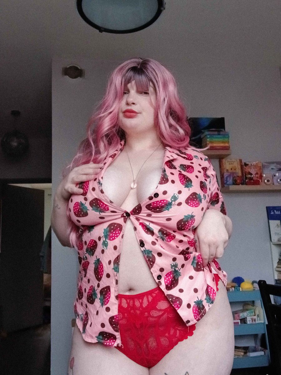KorieNesa's tweet photo. Envie de manger des fraises? 
7RT et je poste la version chemise ouverte 🫣🍓 https://t.co/i630nE1Aeq