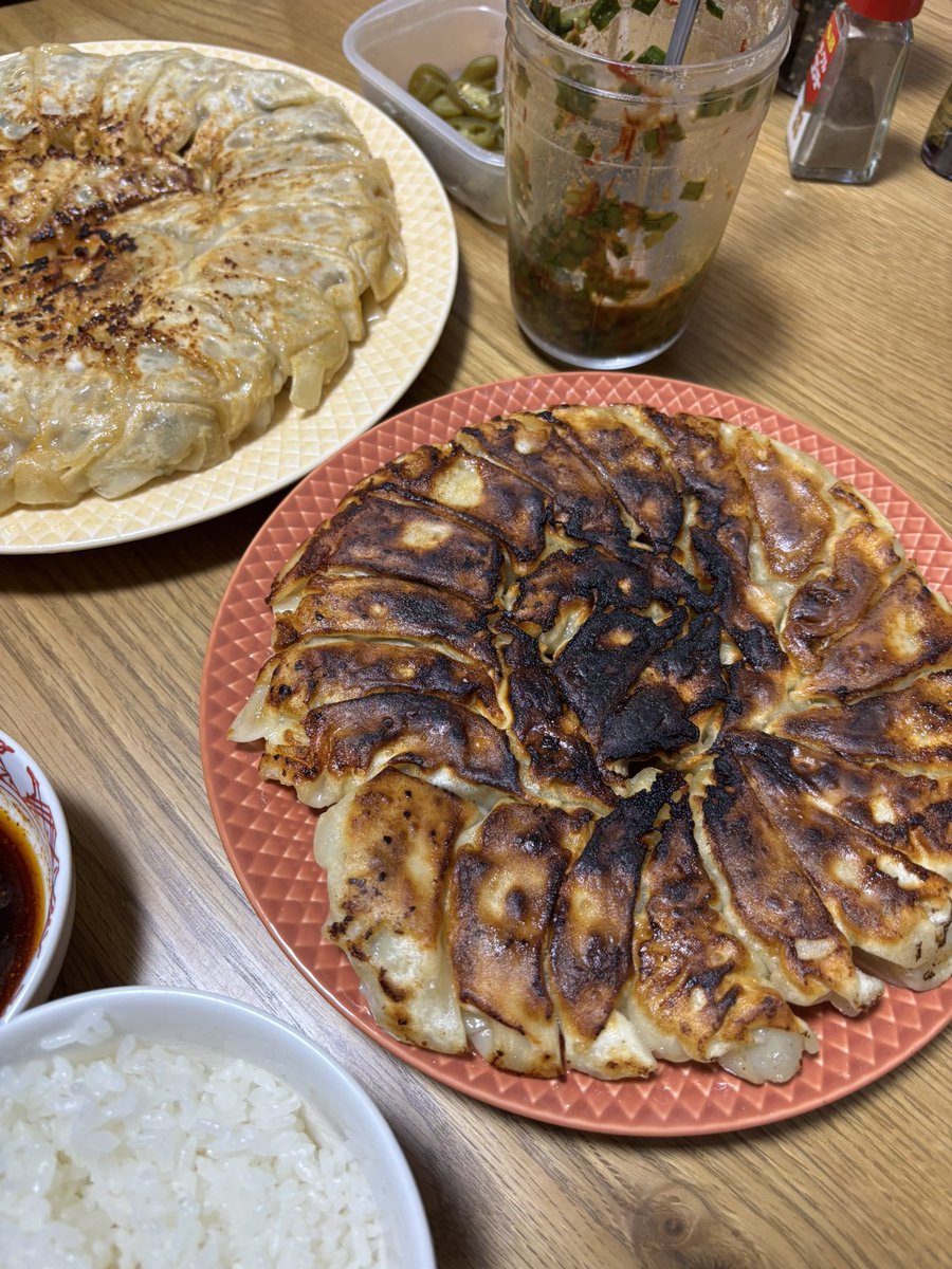 odango_rw's tweet photo. 久しぶりに餃子にぎにぎしたぜ。
左側は全てチーズ入り。
餃子のタレじゃなくてオリーブオイル塩で食べるのが優勝だった。
クリームチーズ入りが一番オリーブオイルに合う https://t.co/a8kPUhZaYb