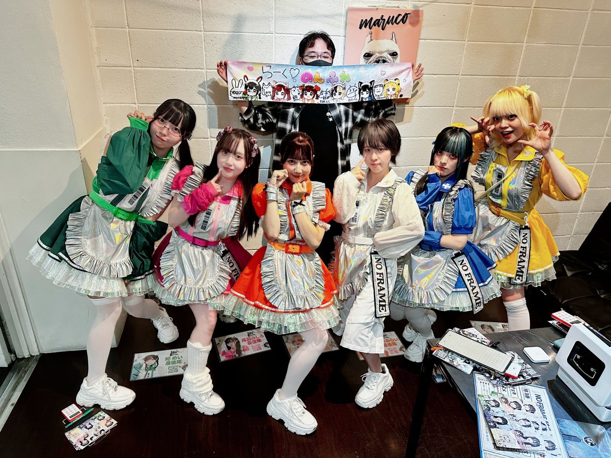 DaikiRider's tweet photo. 2本目は中野坂上でした！
今日は１本目も２本目ものんふれ初めて見たっぽい人多くいらっしゃったので良かったです！

2ndワンマンの招待特典、全員サイン入りタオル、その他特典ITADAKIました！
こりゃ全員写メ撮らな！！！ってなりましたw
さすがにタオル持ってジャンプはしないよめめ様www
この並び順に並んでって指定しただけなのに、ポーズも同じにしてくれて、また思い出の写真が増えました🙏
しっかしどうやって飾ろうねコレ…🤔
#NOFRAME #のんふれ #河西かのか #かのか