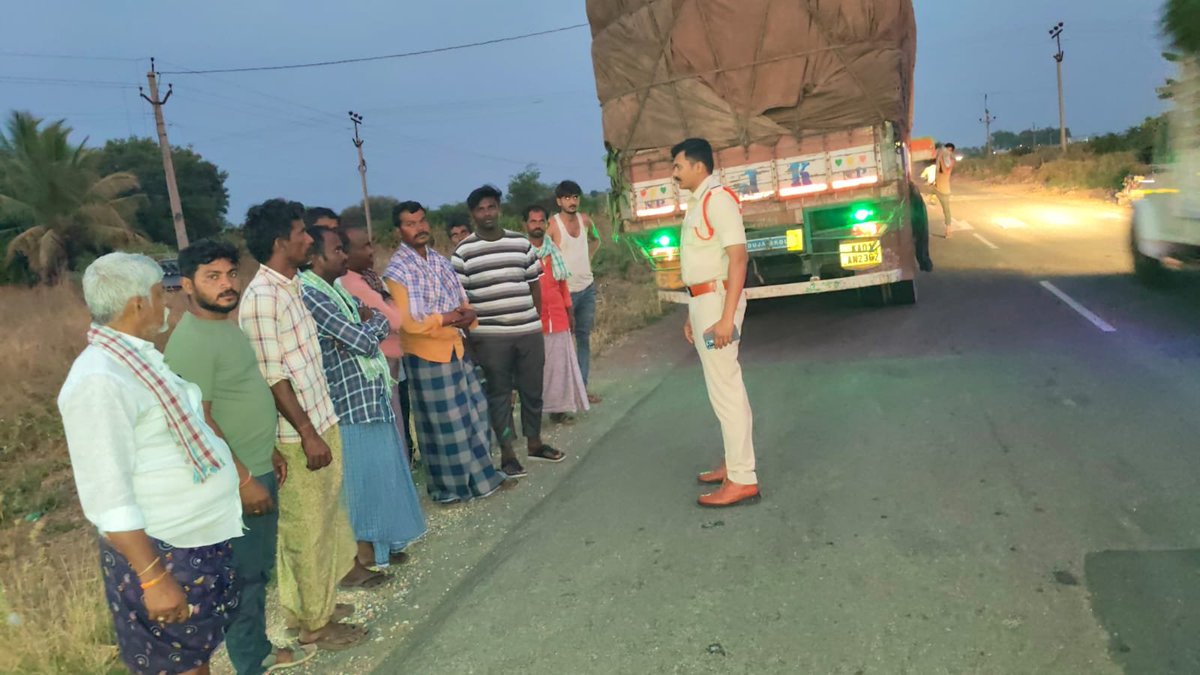 Kadapa_Police's tweet photo. 👉🏽కర్నూలు రేంజ్ డి.ఐ.జి శ్రీ డా. కోయ ప్రవీణ్ ఐ.పి.ఎస్ గారి ఆదేశాల మేరకు జిల్లా ఎస్.పి గారి సూచనలతో జిల్లా వ్యాప్తంగా రోడ్డు భద్రతపై విస్తృతంగా అవగాహన కార్యక్రమాలు నిర్వహించిన పోలీసు అధికారులు, సిబ్బంది
#kadapapolice 
@APPOLICE100 
#Digkurnool
#RoadSafety https://t.co/gql7GlCXhE