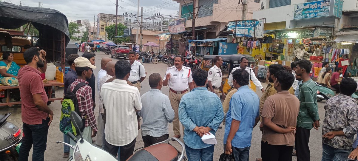 Kadapa_Police's tweet photo. 👉🏽కర్నూలు రేంజ్ డి.ఐ.జి శ్రీ డా. కోయ ప్రవీణ్ ఐ.పి.ఎస్ గారి ఆదేశాల మేరకు జిల్లా ఎస్.పి గారి సూచనలతో జిల్లా వ్యాప్తంగా రోడ్డు భద్రతపై విస్తృతంగా అవగాహన కార్యక్రమాలు నిర్వహించిన పోలీసు అధికారులు, సిబ్బంది
#kadapapolice 
@APPOLICE100 
#Digkurnool
#RoadSafety https://t.co/gql7GlCXhE