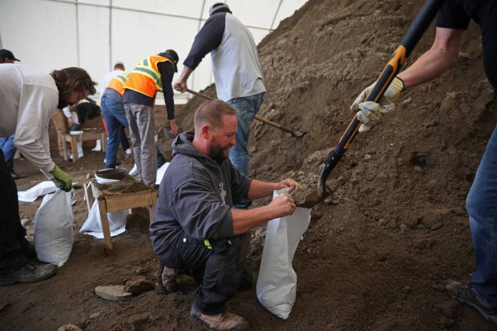 thebrandonsun's tweet photo. MINNEDOSA — The Town of Minnedosa partnered with volunteers on Friday morning to fill sandbags ahead of this weekend’s expected crest of the Little Saskatchewan River that runs through town. https://t.co/WcwutC34yI #bdnmb https://t.co/KaW1W9vDRi