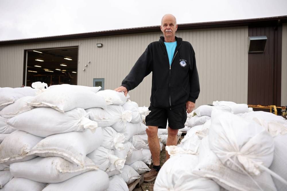 thebrandonsun's tweet photo. MINNEDOSA — The Town of Minnedosa partnered with volunteers on Friday morning to fill sandbags ahead of this weekend’s expected crest of the Little Saskatchewan River that runs through town. https://t.co/WcwutC34yI #bdnmb https://t.co/KaW1W9vDRi
