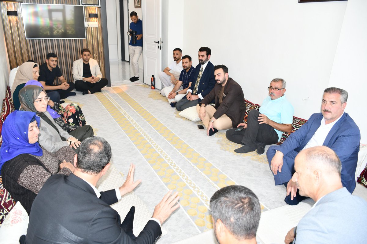 EyyubiyeAkParti's tweet photo. 📌Eyyüp Nebi

Milletvekilimiz Sayın Cevahir Asuman Yazmacı, İlçe Başkanımız Süleyman Elgün ve teşkilat mensuplarımızla birlikte kahraman şehidimiz Nusret Gümüşkan'ın bizlere emaneti olan kıymetli annesi Adile Gümüşkan'ı ve değerli ailesini ziyaret ettik.

Şehitlerimizin aziz hatırası, milletimizin gönlünde daima yaşayacaktır. Aziz şehidimizin emanetine sahip çıkmayı; vefanın, birlik ve beraberliğimizin en önemli nişanelerinden biri olarak görüyoruz.

Rabbim kahraman şehidimiz Nusret Gümüşkan'a rahmet eylesin, mekânını cennet, makamını âli eylesin. Kıymetli ailesine sağlık, huzur ve sabırlar ihsan etsin.

#MilletimizleYolumuzBir
#SüleymanElgün #AkEyyübiye #Eyyübiye

@RTErdogan @Akparti @abuyukgumus @hakanaksu058 @farukaytek @mustafaelitas @acarfaruka @Ziverozdemir @milhamigunbegi @CYAZMAC @ElgunSuleyman @SalihAldeniz5 @Serkankrmz63 @SbrKnk @ihalilesiyok