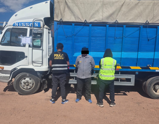 Regpol_Puno's tweet photo. #Puno📸 | Efectivos del Área de Policía Fiscal #Juliaca realizaron la detención de una persona de 43 años por el delito aduanero, en la modalidad de contrabando. Asimismo, se procedió con la incautación del vehículo utilizado para el transporte de la mercadería y de productos. https://t.co/mO34226TlO
