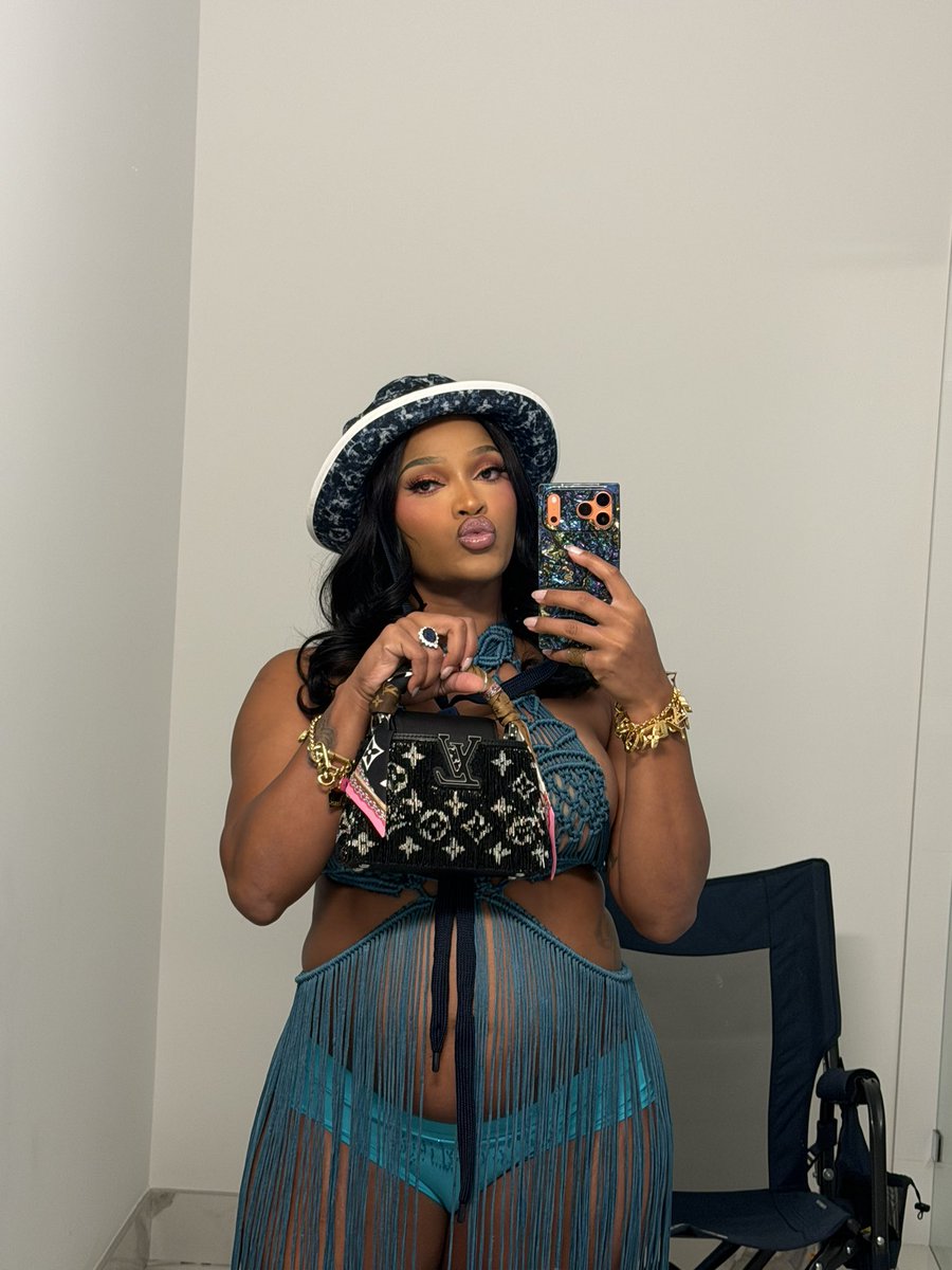 MsJoseline's tweet photo. Boy or girl? 
What y'all think?! They say girls take your beauty and boys give you beauty?! Do I still have my beauty or is it gone 😛🤞🏾🤰🏽 https://t.co/XZHYxs6Oe9
