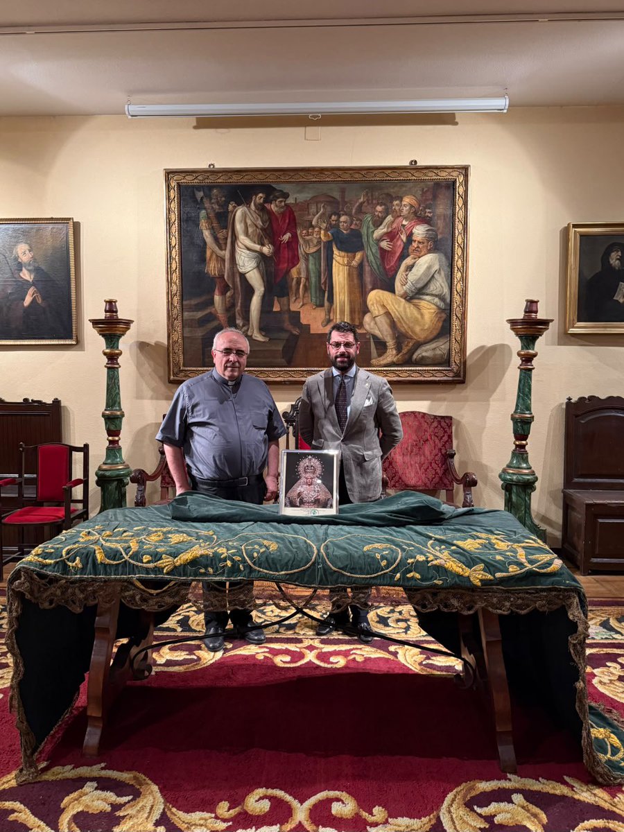 Hdad_Macarena's tweet photo. 🟢 PATRIMONIO | Gracias a los diferentes documentos gráficos y a las labores de investigación realizadas, la Hermandad de la Macarena ha podido recuperar el antiguo manto de camarín que la Virgen de la Esperanza vistió en la parroquia de San Gil durante las honras fúnebres celebradas el 30 de noviembre de 1930, con motivo del fallecimiento del insigne bordador N.H.D. Juan Manuel Rodríguez Ojeda.

La pieza en cuestión se encontraba en Madrid, concretamente en la parroquia de Santa Cruz, sede canónica donde fue fundada la Hermandad de la Macarena de dicha ciudad, a la que se cedieron piezas de nuestro patrimonio como gesto alentador en sus primeros años de vida. La recuperación del manto, cuya fecha y autoría se desconocen, pero que bien pudiera atribuirse al taller de Rodríguez Ojeda a finales del siglo XIX, se ha llevado a cabo gracias a la generosidad del párroco de dicho templo, Rvdo. P. D. Alberto Andrés Domínguez quien, providencialmente, también es un gran devoto de la Virgen. 

En la mañana del día de hoy, se ha formalizado el acta de entrega del manto entre el párroco de Santa Cruz y el Prioste de Nuestra Señora de la Esperanza.
