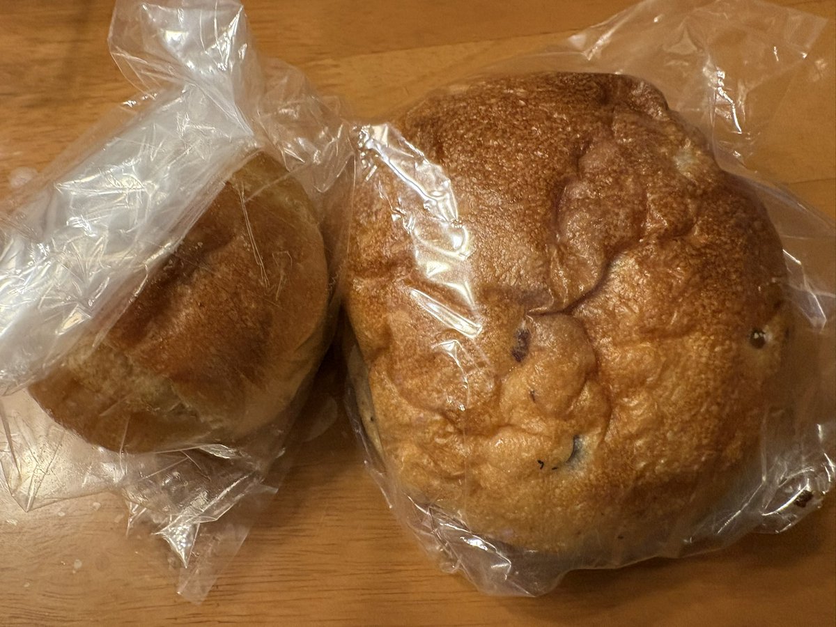 satognal's tweet photo. いただいたパン🍞とあげた🍞（これは自分用）

この見た目でともに塩パン😳
明日の朝ごはん〜
楽しみ！ https://t.co/2vYy3oZdqx