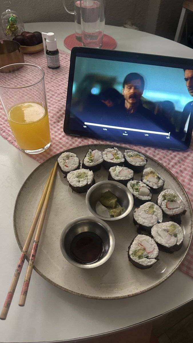 civcivama176's tweet photo. Hastalık günü … sushi yağmur ve lucifer 🤫 https://t.co/37lCDXmYYL