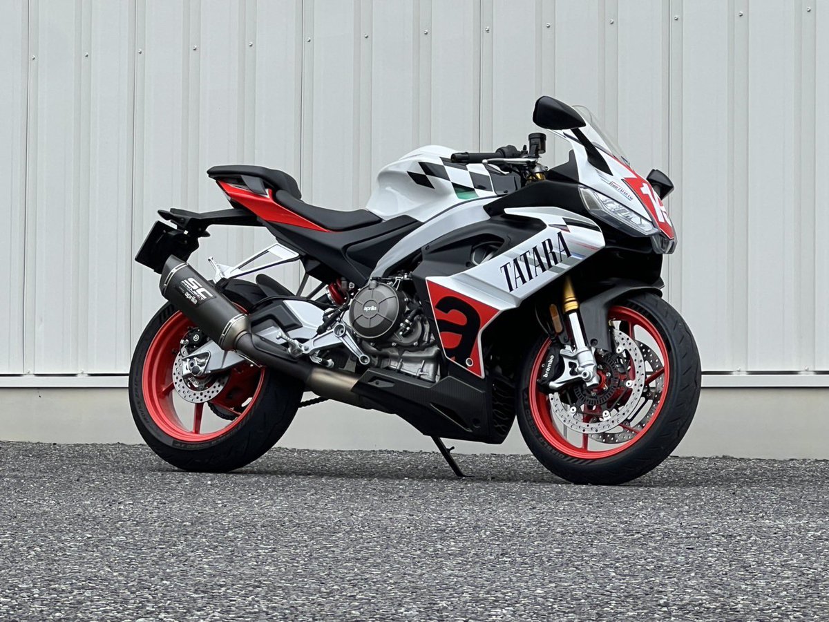 TeamTATARA's tweet photo. ☔️が強くなってきました。
バイクであいたいパレードの出発前にはトークショーも行われたのでその一部を少しだけ。パレード時には雨量も増え、カッパを着て参加した渡辺選手(@kazuki__26 )
さすが雨男⁈🫢
3つめはメカニックさん目線の動画👀この後ヘルパーさんがしっかり装備一式乾かしてくれました✨ https://t.co/jwNvAwJWX9