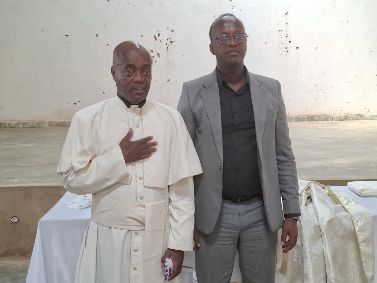 padredio2's tweet photo. Abbé @DéoNdayisenga célèbre 25 ans de sacerdoce à Nyabiraba de la Paroisse #Matara. Une foule immense de fidèles danse de joie avec lui. Hari iteka nayltewe. https://t.co/AwFblT7qpn