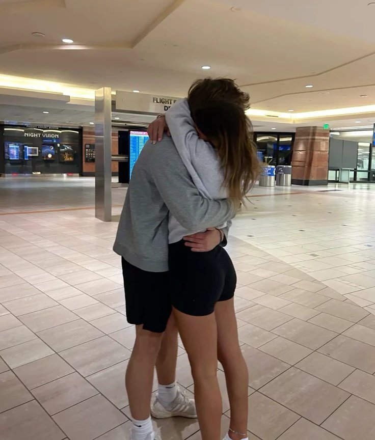 prossiepal's tweet photo. When others are hugging vs me and my man 😂😂
Coz I eat like there no tomorrow https://t.co/e1bsRdVMXu
