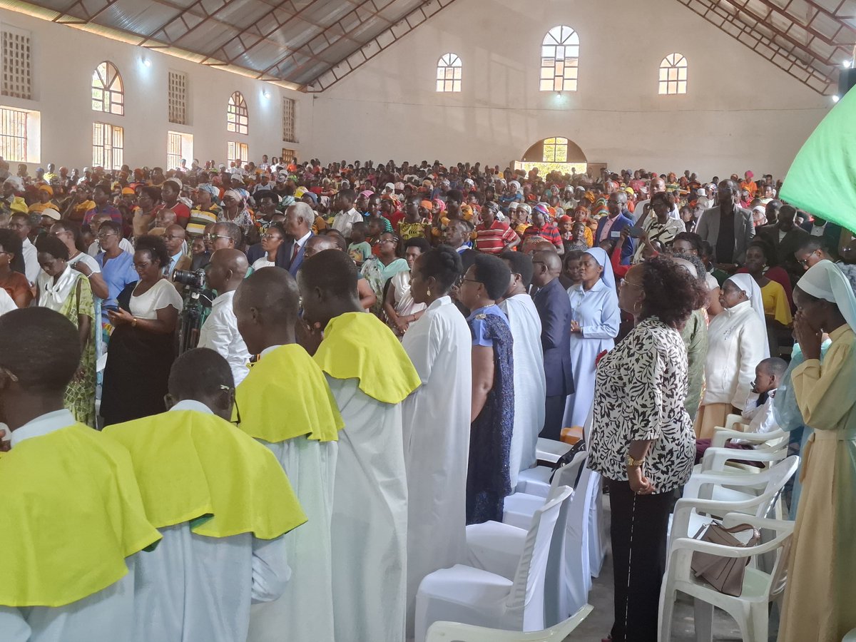 padredio2's tweet photo. Abbé @DéoNdayisenga célèbre 25 ans de sacerdoce à Nyabiraba de la Paroisse #Matara. Une foule immense de fidèles danse de joie avec lui. Hari iteka nayltewe. https://t.co/AwFblT7qpn