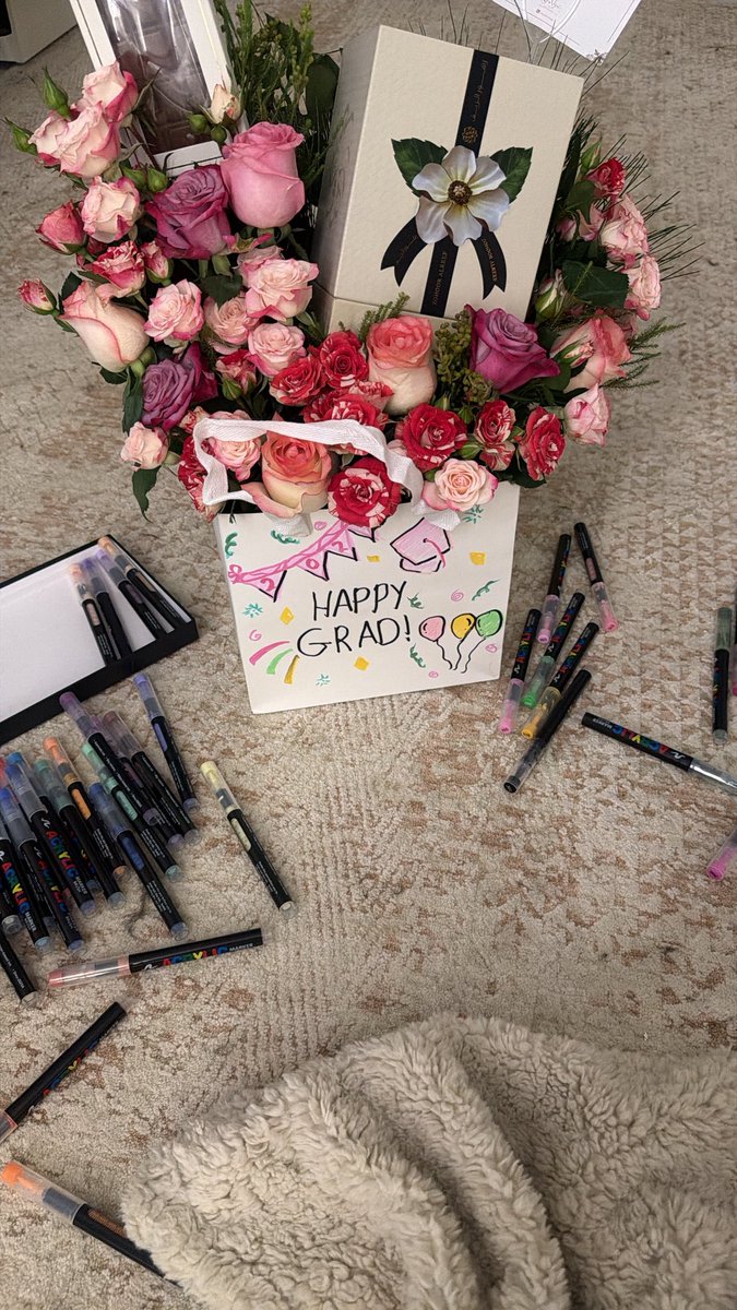 ixzu6's tweet photo. couldn’t make it to my girl’s graduation party
so i made her a little card instead 💌

hope i made it cute enough for her https://t.co/msQ3zCOP73