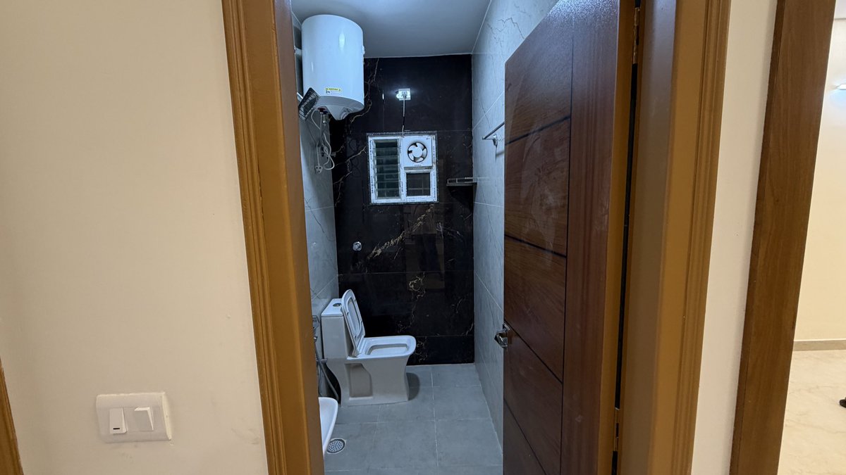 RuhiSheroz's tweet photo. Urgent move-in this week! 🚨
Looking for a female flatmate (pref non-veg) for a gorgeous 2BHK in Kudlu, near HSR.

💰 Costs (Your share):
• Rent: ₹21,000
• Deposit: ₹60,000
• Brokerage: ₹21,000

DM for deets. 

@FlatsnFlatmates @GruhamBot @BangaloreRoomi https://t.co/2KLnRsAmZJ