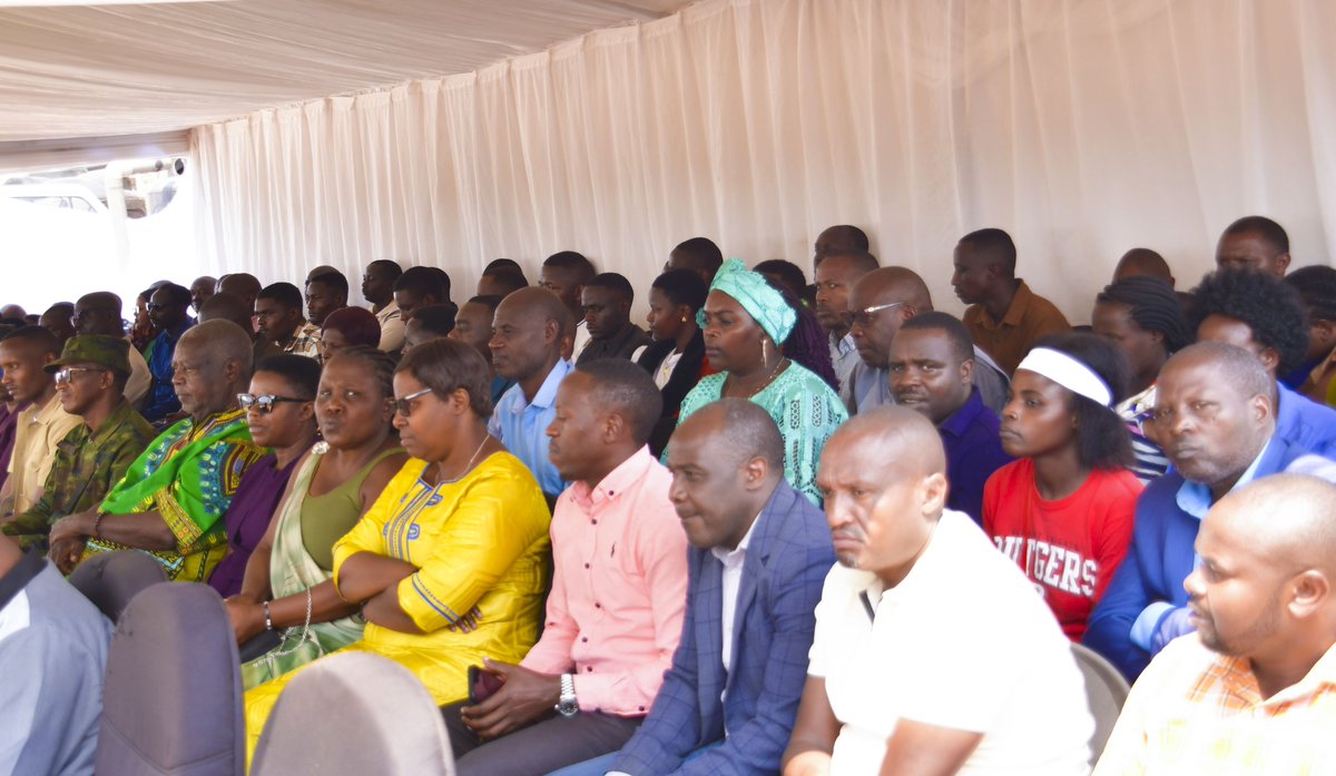 RwandaNorth's tweet photo. Ibi birori byitabiriwe kandi na Minisitiri w'Urubyiruko n'Iterambere ry'Ubuhanzi, Hon @jnabdallah, Umugaba Mukuru w'Ingabo z'u #Rwanda , Gen Mubarakh Muganga, Guverineri @gahundemaurice, Inzego z'Umutekano, Ubuyobozi bwa @GakenkeDistrict ndetse n'abaturage https://t.co/PSOrrqhT2U