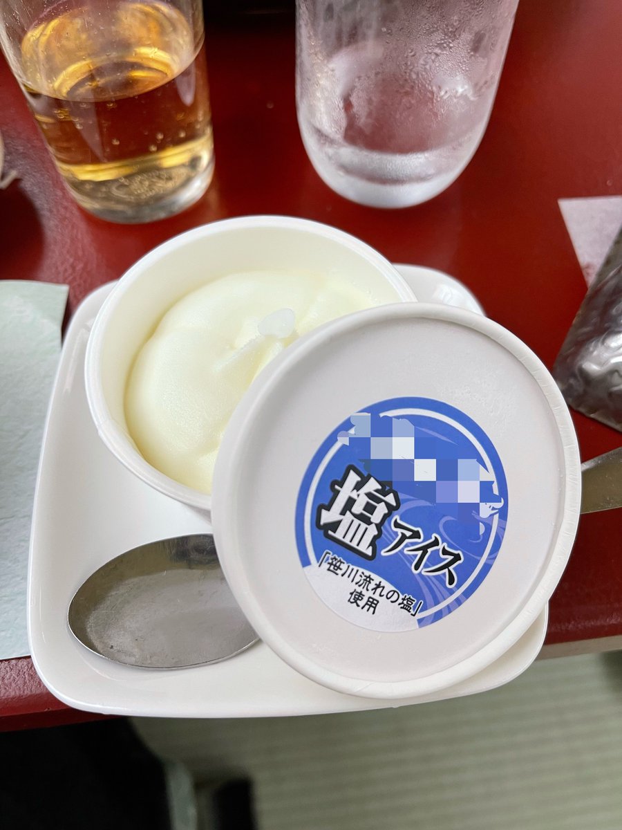 n___n0n's tweet photo. 美味しかったけど腹はち切れて爆発するかと思った…（この後蕎麦と鰻の蒲焼とお吸い物も出てくる。奥はアワビと肉と野菜の陶板焼きと白米）
でも塩アイスはとても美味しかった🧂 https://t.co/Ebl7ACqUKa