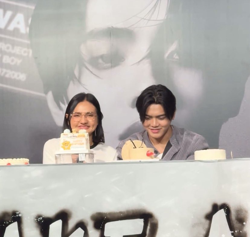 _sirilak_29's tweet photo. จังหวะม๊าพุดว่า “ เค้ายังวิดีคอลคุยกับพี่ไทยอยู่เลย ” หน้าพิ่พลับคือบอกทุกอย่าง55554553 
โครตตฮ้อบ อ่ะะพิ่พลับไปรุ้ไรมาบอกหน่อยยๆ🐒🐒🐒🐒🐒 เจี๊ยกกกก เผลอเปนลิงงหวะะะ https://t.co/5LcJmW5Kq6