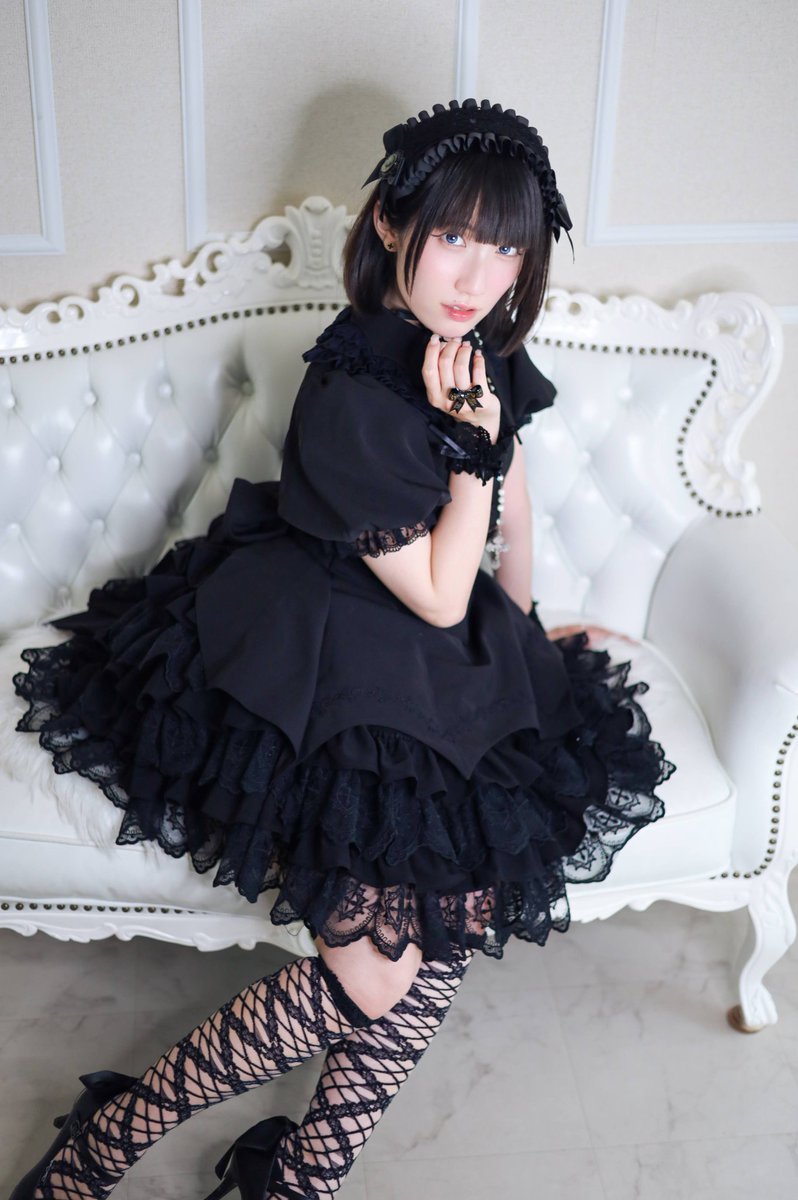 2025mkk's tweet photo. 🦇MMK 06 SK 絶賛ご予約受付中🦇
幾重にも重ねたレースが、
まるでケーキのようなバックオープンデザインを演出。
フロントの裾には蝙蝠の翼をイメージしたカッティングを施し、
どの角度から見ても印象的なシルエットに。

モノクロの世界にひそむ、
少しだけダークで甘い一着です。
model：loli様
#ロリィタ #ロリ���タファッション #ゴスロリ