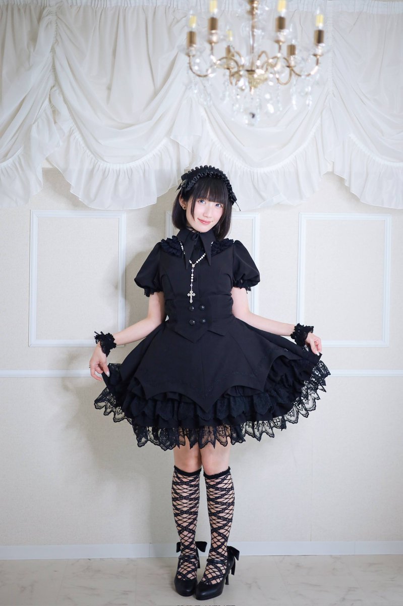 2025mkk's tweet photo. 🦇MMK 06 SK 絶賛ご予約受付中🦇
幾重にも重ねたレースが、
まるでケーキのようなバックオープンデザインを演出。
フロントの裾には蝙蝠の翼をイメージしたカッティングを施し、
どの角度から見ても印象的なシルエットに。

モノクロの世界にひそむ、
少しだけダークで甘い一着です。
model：loli様
#ロリィタ #ロリ���タファッション #ゴスロリ