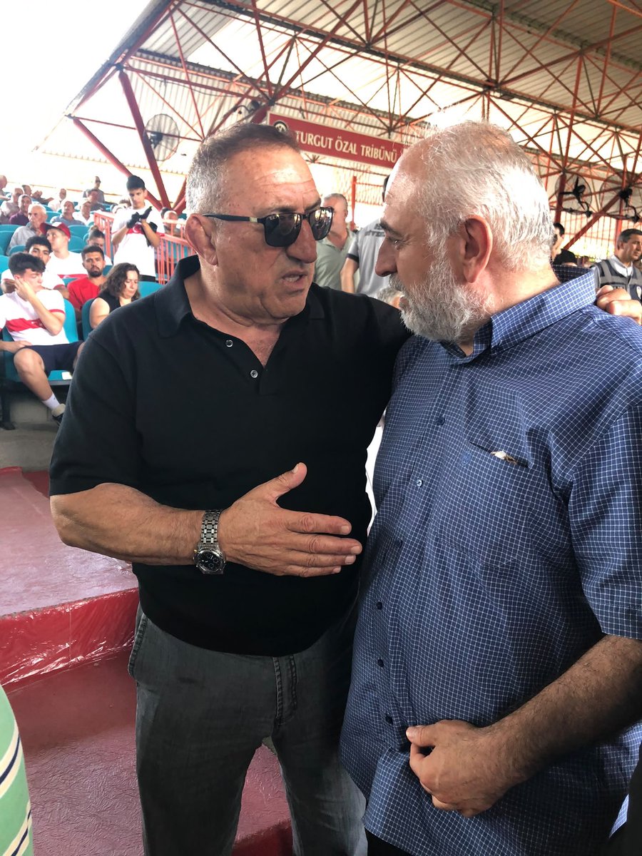 ihsanfazlioglu's tweet photo. Kırkpınar’da efsanevi pehlivan Ahmet Taşçı ile, dostlar eşliğinde, yağlı güreş üzerine felsefi bir muhabbet… https://t.co/lgbmIhw5FV