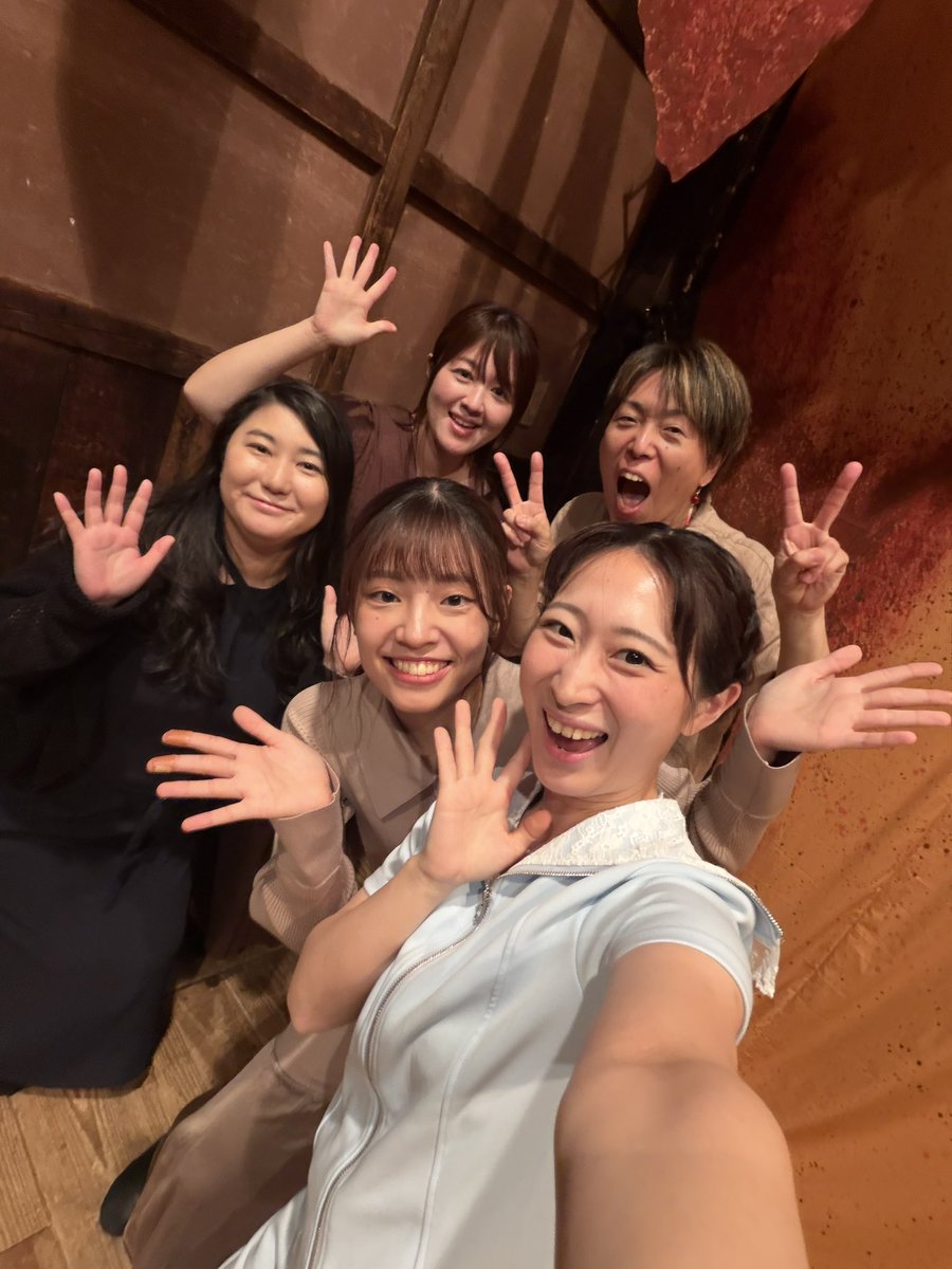 pinklovemoto's tweet photo. 大好きバンドメンバー♡♡
ソリちゃんの声はバイオリンが代わりに出してくれてるんです🎻✨️

あのシーンの歌のデュエットとかも
声が無い分バイオリンがメロディーを
弾いてくれてます☺️♡

ピアノも私のキッカケに合わせてくれてたり、パーカッションもわたしがリズム取るために入れてくれてるところもあったり
生演奏じゃないとできないきっかけが本当に助かってます🙇‍♀️

ラスト2回全力で音に手をのせて行きたいと思います！！

#ASURA