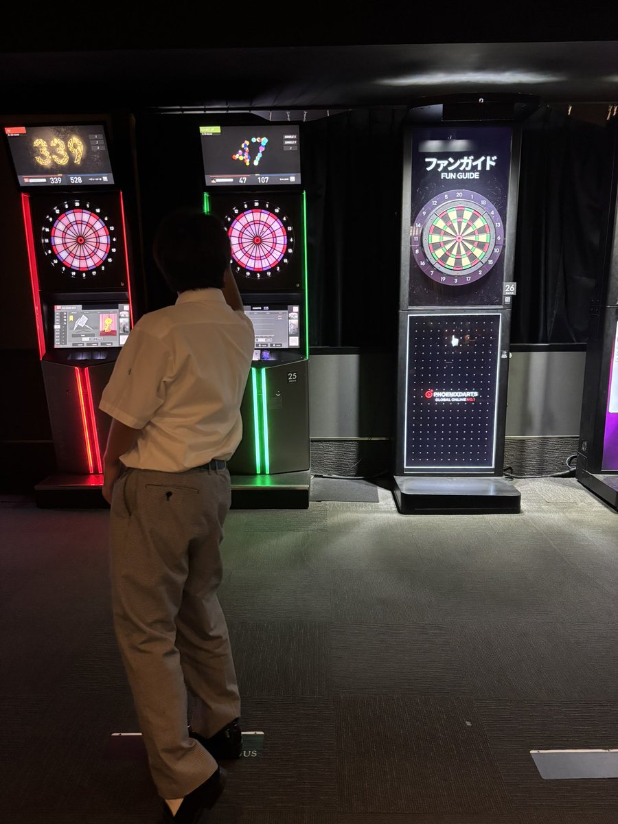 sg_darts's tweet photo. 今日は1年生と初めてJAPAN観戦に行きました！
プロのアップや試合を見れて、みんなかっこよくて勉強になりました✨
観てると投げたくなり、途中離脱して練習しました🎯
また観に行きたいと思います。
とりあえず試験勉強に切り替えます！ https://t.co/xdxHFkERLW