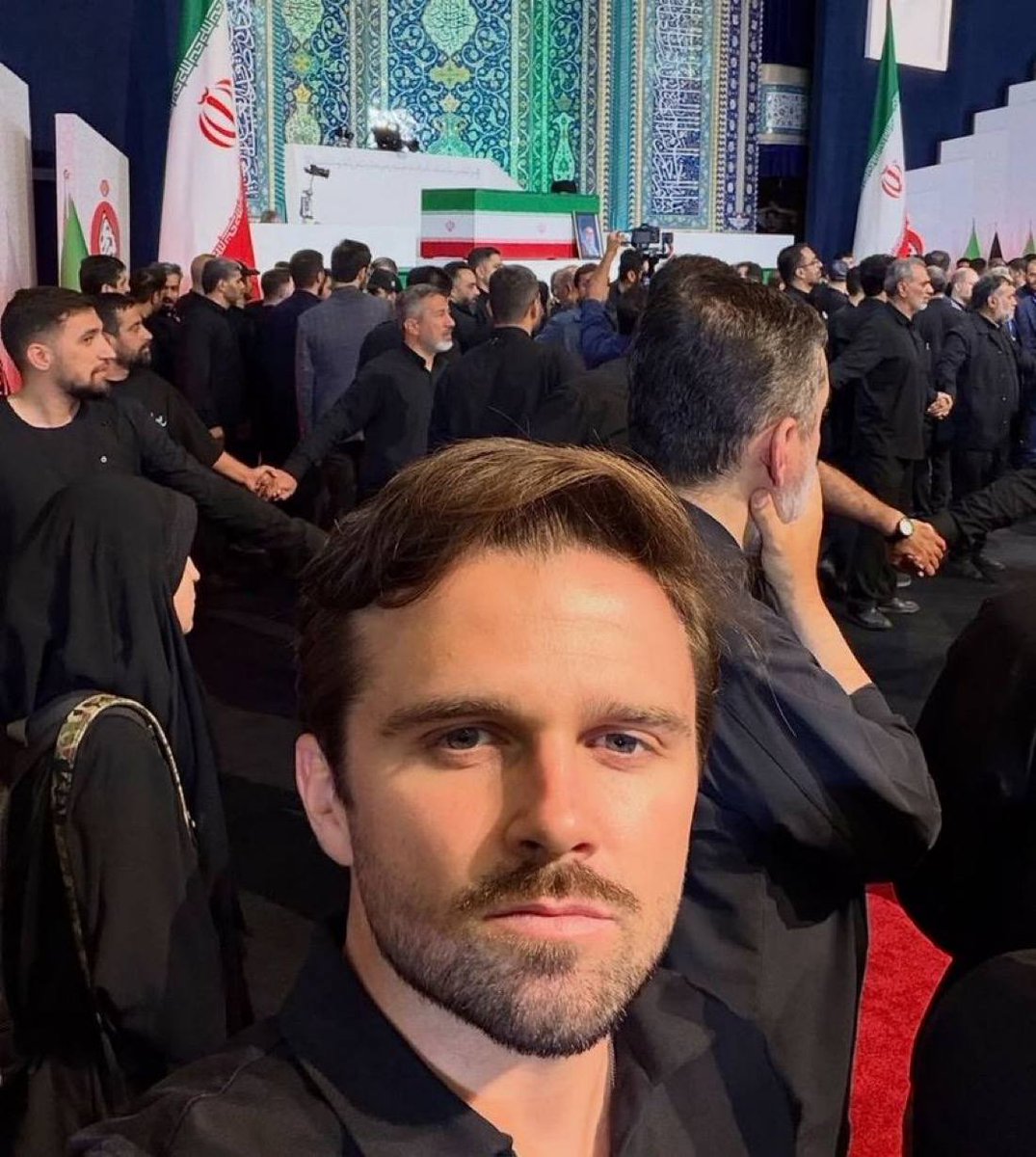 Fatemeh7963's tweet photo. شهید سیدعلی خامنه‌ای در زمان‌حیاتش اونقدری در سراسر دنیا مردم رو آگاه و بیدار کرد که حالا امروز برای وداع با پیکرش از همه‌جای دنیا اومدن؛کجان اونایی که میگفتن کل دنیا با ایران دشمنه و مشکل داره؟ https://t.co/nnQCnyia0b