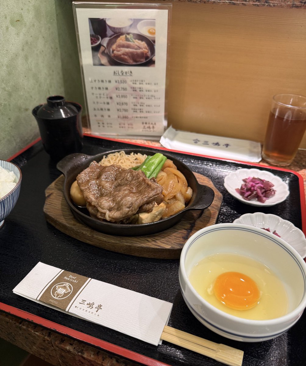 HanamomoA's tweet photo. 上すき焼き膳。

くたくたにようしゅんだ玉ねぎがおいしっ！
すき焼きは白菜じゃなくて玉ねぎ派！

ごちそうさまでした😋

#三嶋亭 
#京都 https://t.co/NS1E0yv5fS
