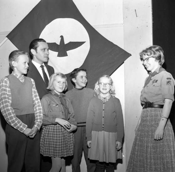 mikaelgrev's tweet photo. Om det är fascistiskt att hålla tal framför ett konstverk av en örn så har Socialdemokraterna en rent nazistisk ungdomsorganisation som heter Unga Örnar. 

Grundad på 30-talet dessutom! https://t.co/hdPLHzCb6V