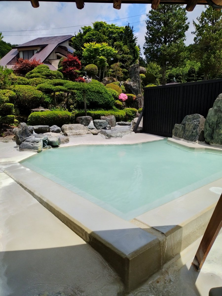 qDws8o7ce4MkLWQ's tweet photo. 福島猪苗代町中ノ沢温泉花見屋旅館の露天風呂が気持ちよかったし、眺めが最高です🥰　

中ノ沢こけしがフロントで出迎えてくれました https://t.co/E3oRnkFLC9