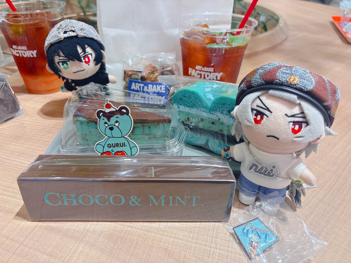 ray__purple's tweet photo. そしてチョコミント三昧🍫🌱

狙っていたクッキー缶を無事にゲト！イートインでチーズケーキを食べたんだけど、まじで美味すぎた
チョコミントとチーズて合うんだ🤩

チョコミントを語り合うさまぬくん達…♡♡ https://t.co/lu3ZSV92e6