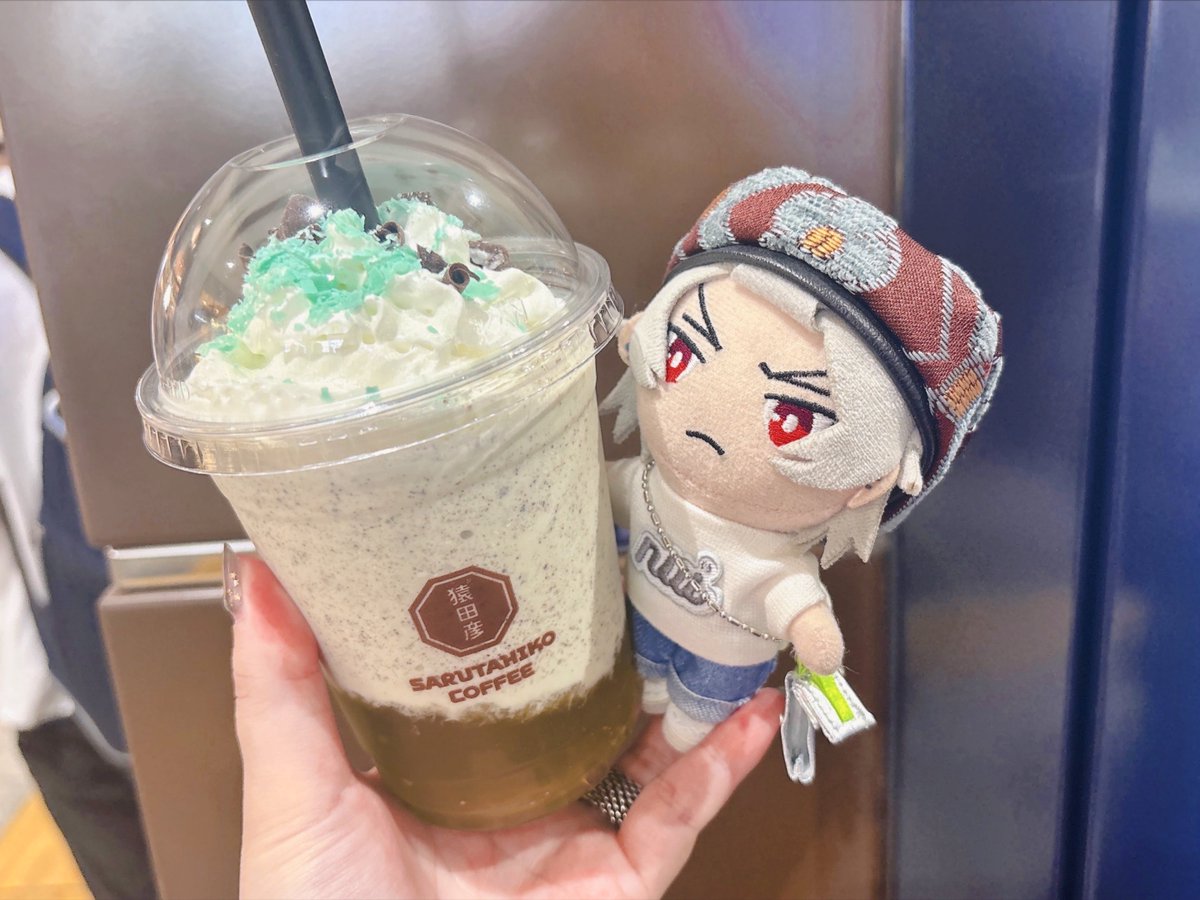 ray__purple's tweet photo. そしてチョコミント三昧🍫🌱

狙っていたクッキー缶を無事にゲト！イートインでチーズケーキを食べたんだけど、まじで美味すぎた
チョコミントとチーズて合うんだ🤩

チョコミントを語り合うさまぬくん達…♡♡ https://t.co/lu3ZSV92e6