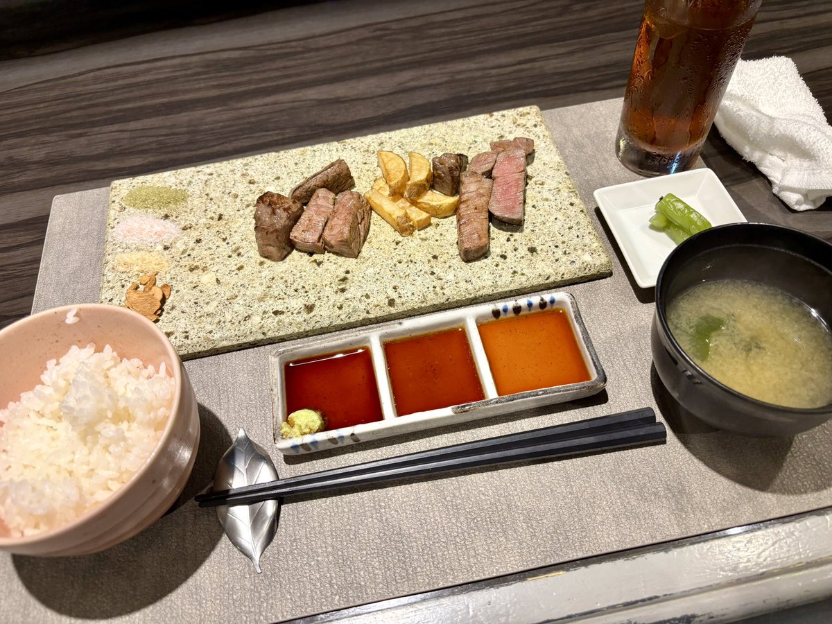 echizenkurage35's tweet photo. お魚料理のメダイのバター醤油ソースはしっかりとした食感でとても食べ応えがありますね♪p(^_^)q
メインのお肉の信州黒毛和牛フィレステーキはとても舌触りが滑らかで溶ける様な食感のステーキです♪(*´∀｀*)
デザートの小豆と抹茶のケーキは甘め控えめの「和」なケーキですね♪p(^_^)q https://t.co/H4hJ1OHdWs