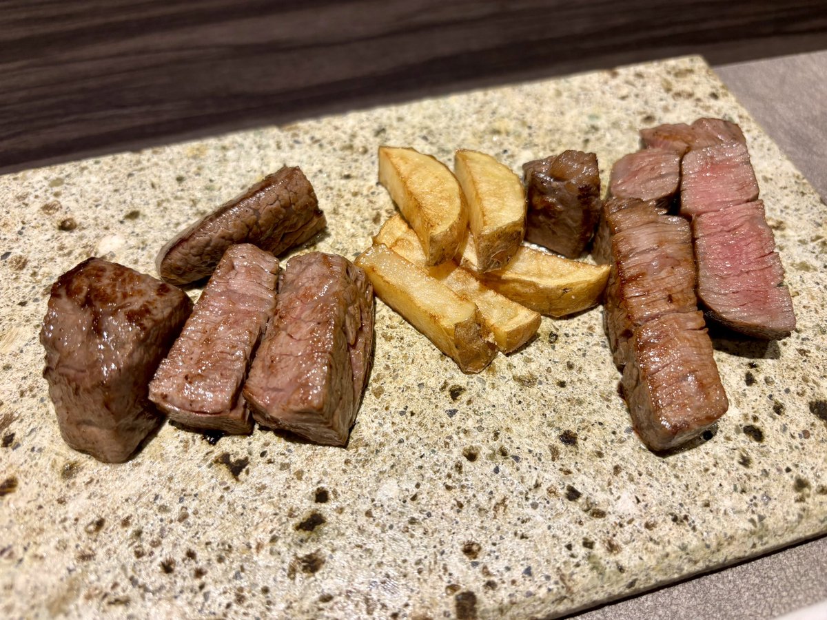 echizenkurage35's tweet photo. お魚料理のメダイのバター醤油ソースはしっかりとした食感でとても食べ応えがありますね♪p(^_^)q
メインのお肉の信州黒毛和牛フィレステーキはとても舌触りが滑らかで溶ける様な食感のステーキです♪(*´∀｀*)
デザートの小豆と抹茶のケーキは甘め控えめの「和」なケーキですね♪p(^_^)q https://t.co/H4hJ1OHdWs