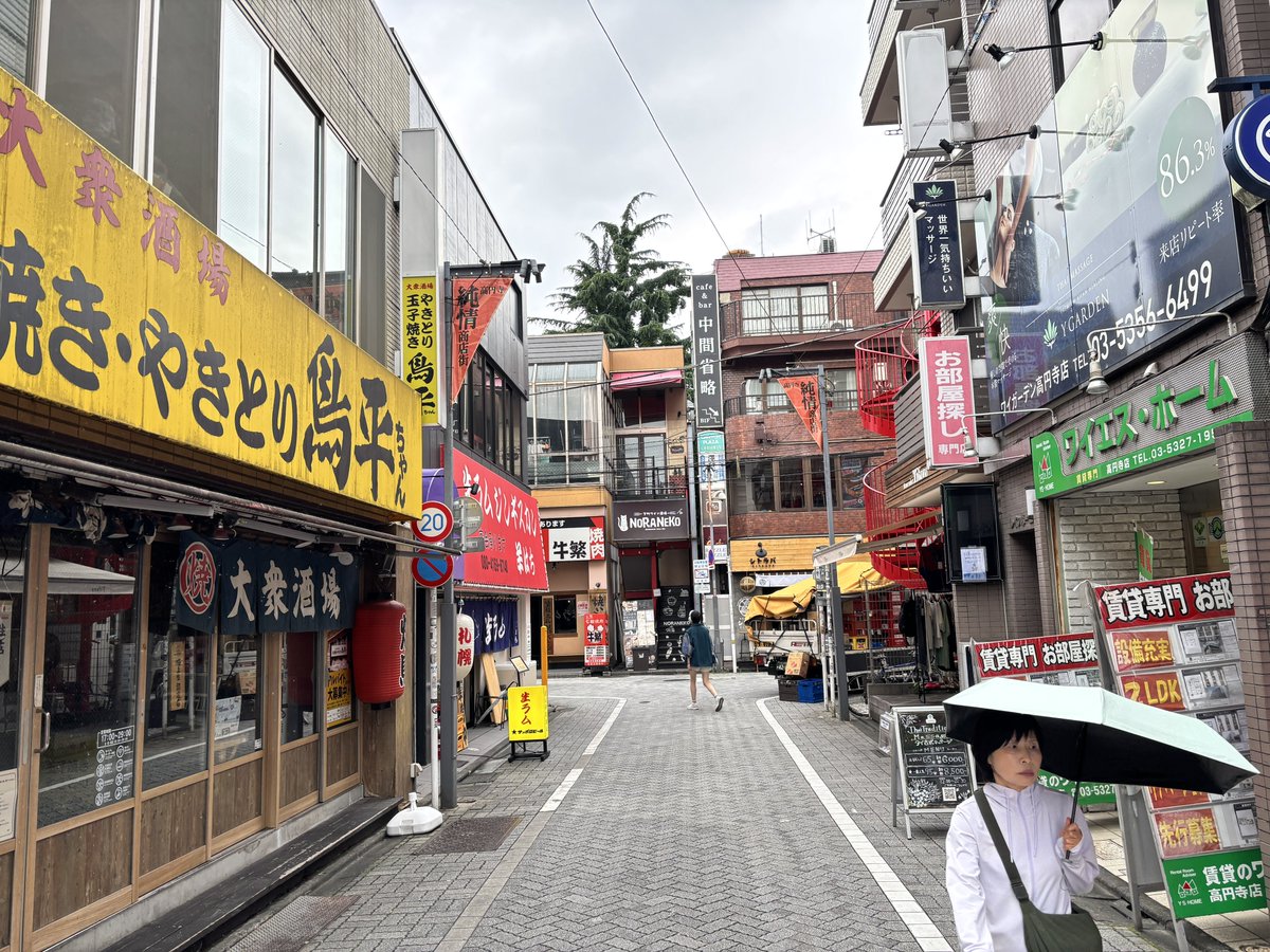 BenTakada's tweet photo. シアターバッカスへの行き方です。
JR高円寺駅北口を出て
駅を背にした左手に純情商店街のアーチが見えます。
アーチを抜け3-4分歩くと鳥平ちゃんの黄色の看板が見えます。
鳥平ちゃんの正面のビルの3Fが会場です。当日は中央線が止まらないのでお気をつけください。エレベータは２Ｆからあります。 https://t.co/l8yHGC8lfu