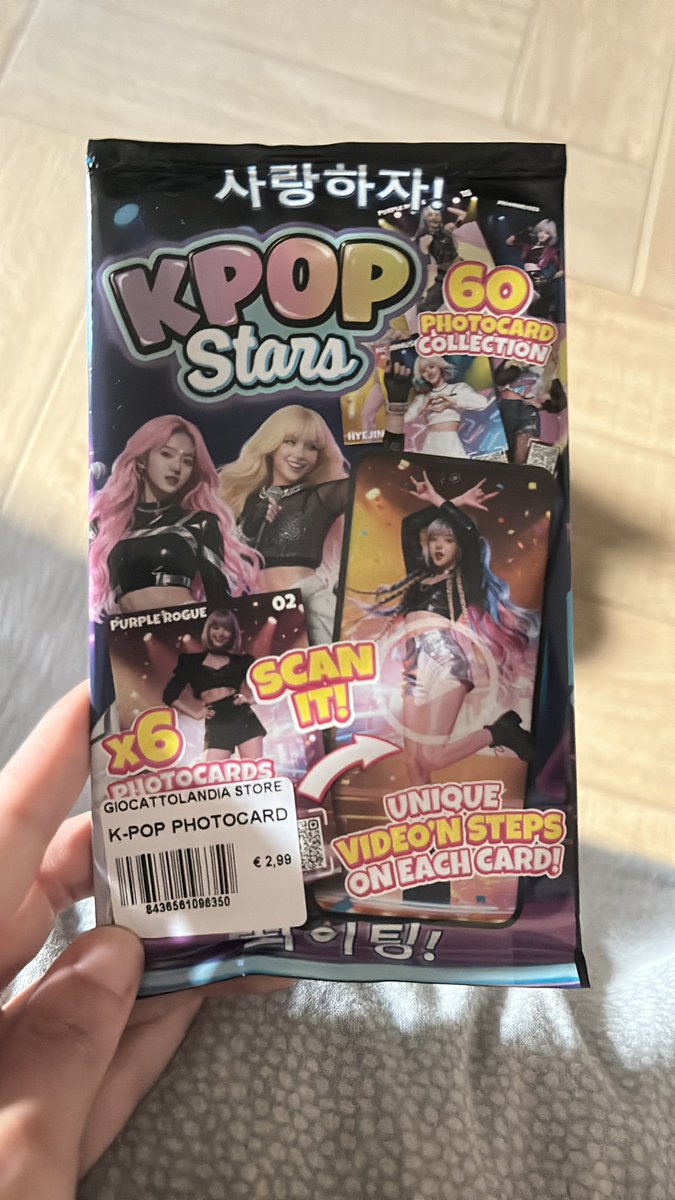 jellywalker7's tweet photo. Mi è stata regalata questa bustina “kpop stars” palesemente fatta con l’IA (ci sono anche dei cloni evidenti di Lisa). Ai posteri l’ardua sentenza su cosa possa uscire https://t.co/TvYaSCm1Vg