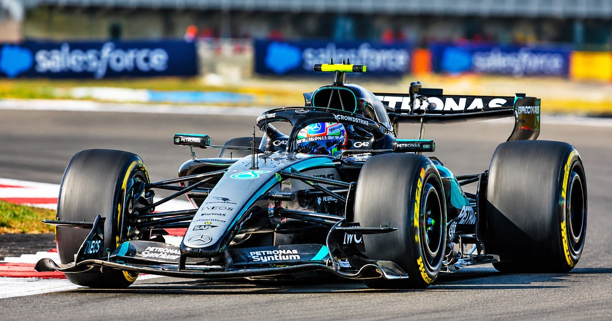 AUTOhebdoSPORT's tweet photo. Hamilton pierde el pulso con Antonelli en la sprint de Silverstone. https://t.co/cSZmcc6bbR https://t.co/XiFeB3bbPA