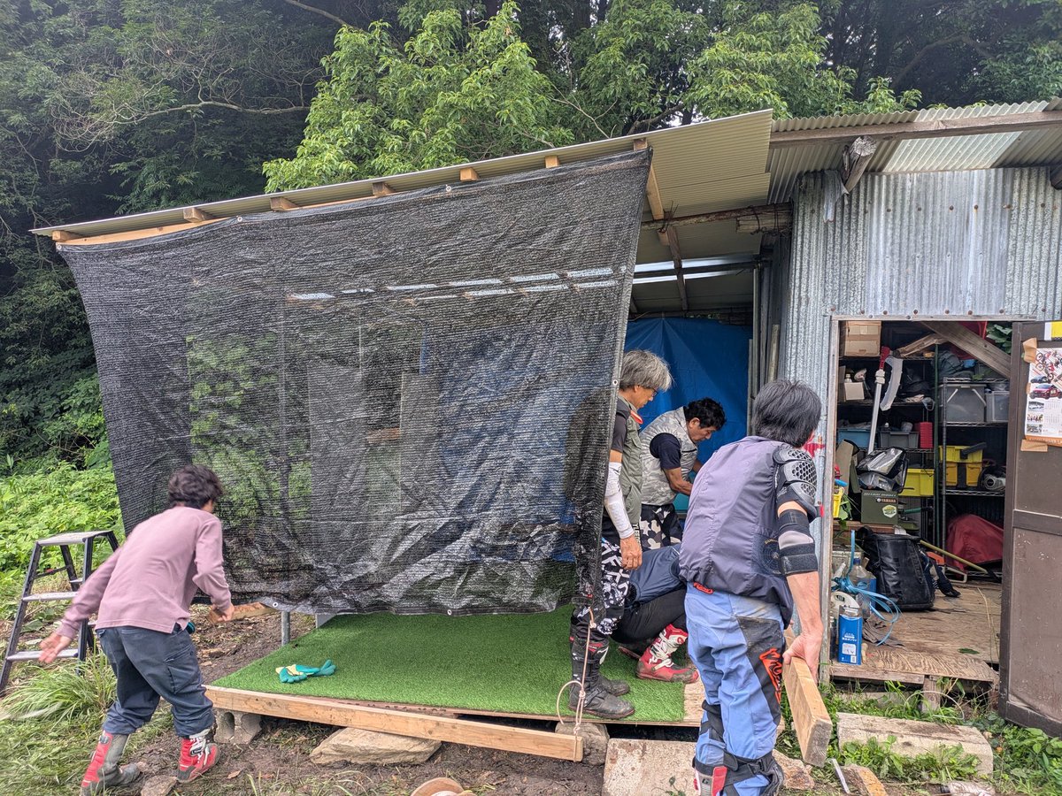 GTCfukuchi's tweet photo. 整備and宴会and休憩小屋ほぼ完成
お手伝いの皆様ありがとうございました
思いのほかクオリティの高い物ができました
常設ガスコンロご自由にご利用ください、ガスは自前で(盗んだ奴には死を)

これで雨でも風でも真冬でも(ストーブインスコ予定)飲めます
近々完成記念飲み会でもやりたいですね https://t.co/Tf8JtVnYVT