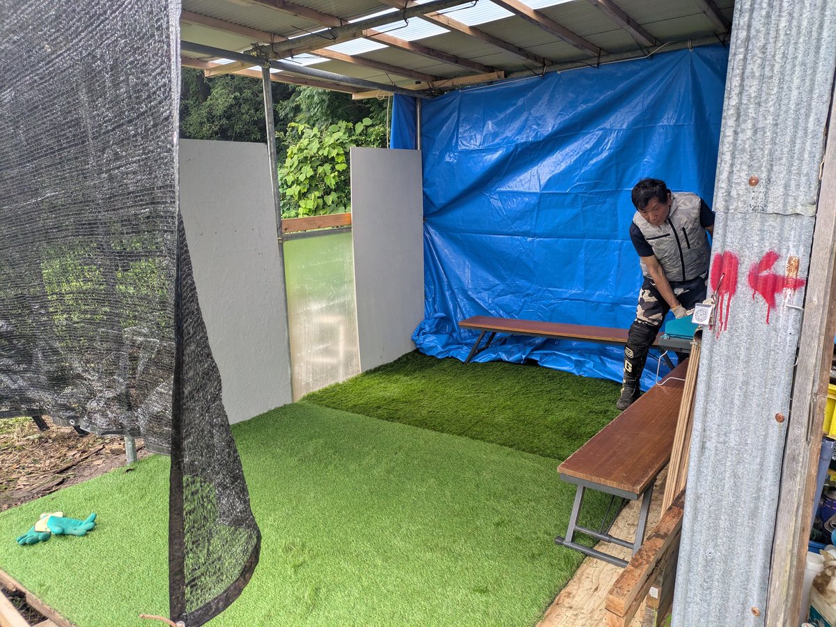 GTCfukuchi's tweet photo. 整備and宴会and休憩小屋ほぼ完成
お手伝いの皆様ありがとうございました
思いのほかクオリティの高い物ができました
常設ガスコンロご自由にご利用ください、ガスは自前で(盗んだ奴には死を)

これで雨でも風でも真冬でも(ストーブインスコ予定)飲めます
近々完成記念飲み会でもやりたいですね https://t.co/Tf8JtVnYVT