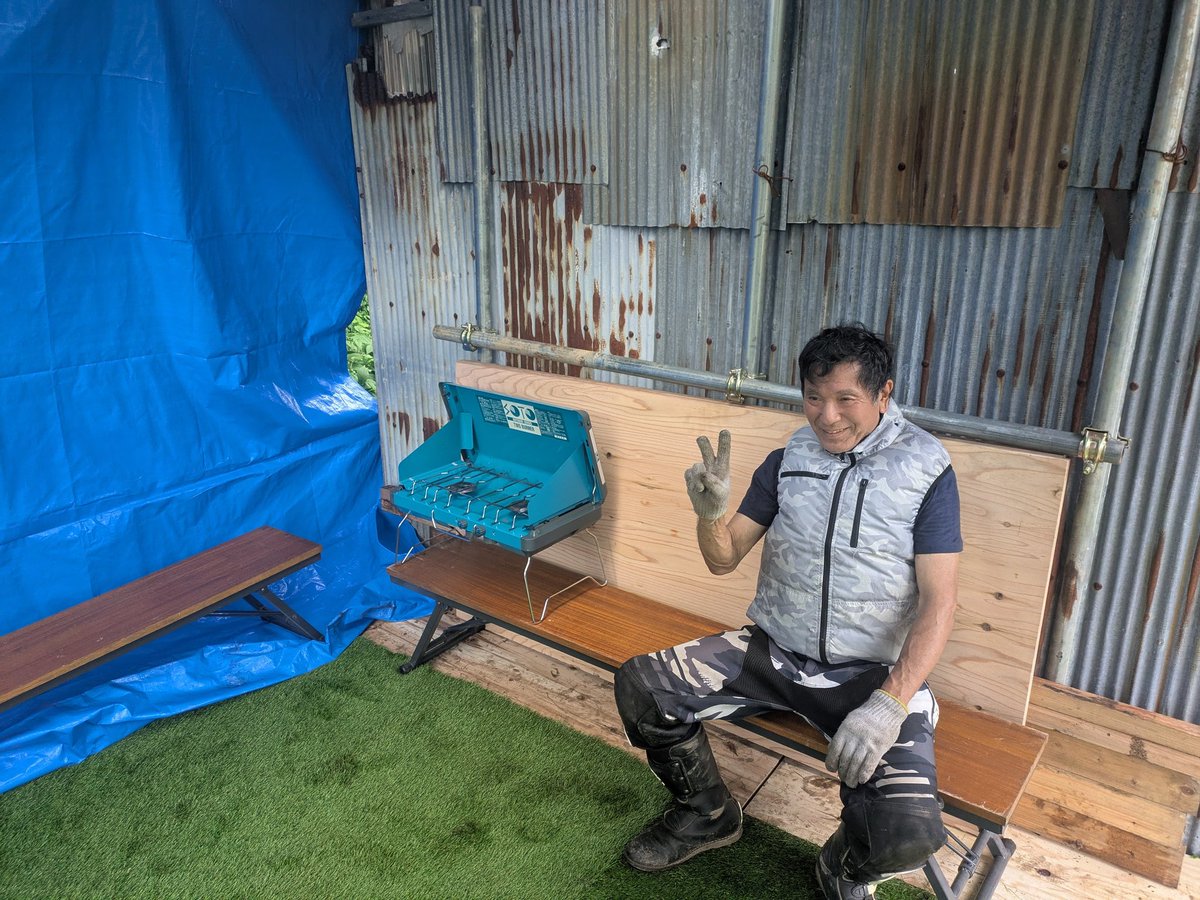 GTCfukuchi's tweet photo. 整備and宴会and休憩小屋ほぼ完成
お手伝いの皆様ありがとうございました
思いのほかクオリティの高い物ができました
常設ガスコンロご自由にご利用ください、ガスは自前で(盗んだ奴には死を)

これで雨でも風でも真冬でも(ストーブインスコ予定)飲めます
近々完成記念飲み会でもやりたいですね https://t.co/Tf8JtVnYVT